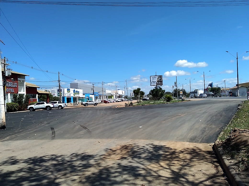secretário da Prefeitura de Eunápolis põe asfalto somente na frente dos imóveis dele 6