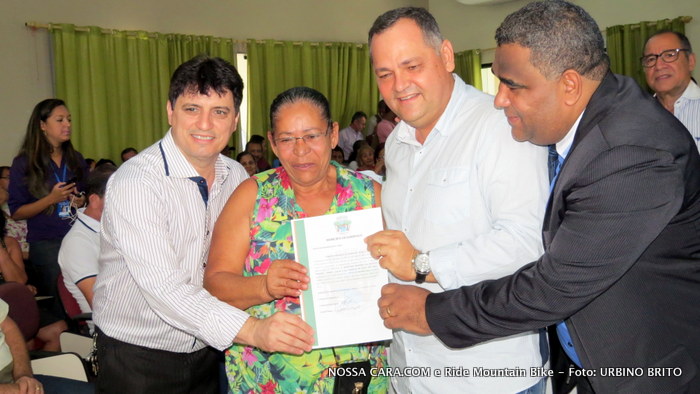Jota Batista e Neto Guerreiri, a partir da direita, ao lado de moradora beneficiada com a lei Solo Legal , em 2013 - Foto: Urbino Brito/Nossacara.com